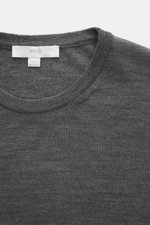 Malo Feinstrick Rundhalspullover grau meliert, Detailaufnahme von oben mit Rundhalsausschnitt, reine Schurwolle, weicher Griff, leichte Qualität, sehr feines Strickbild, Regular Fit, komfortable Rippbündchen, Made in Italy.