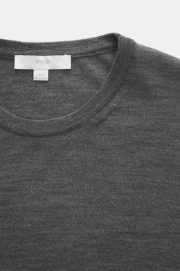 Malo Feinstrick Rundhalspullover grau meliert, Detailaufnahme von oben mit Rundhalsausschnitt, reine Schurwolle, weicher Griff, leichte Qualität, sehr feines Strickbild, Regular Fit, komfortable Rippbündchen, Made in Italy.