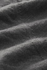 Nahaufnahme des graumelierten Malo Feinstrick Rundhalspullover aus reine Schurwolle, weicher Griff, leichte Qualität, feines Strickbild, Regular Fit, Rundhalsausschnitt, Rippbündchen, Made in Italy.