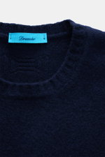 Drumohr Rundhalspullover navy, Nahaufnahme von oben, reine Lammwolle, feines Strickbild, softer Griff, Regular Fit, Rundhalsausschnitt, Rippbündchen.