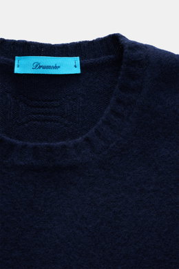 Drumohr Rundhalspullover navy, Nahaufnahme von oben, reine Lammwolle, feines Strickbild, softer Griff, Regular Fit, Rundhalsausschnitt, Rippbündchen.