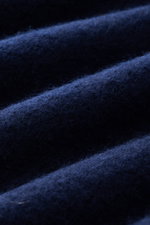 Nahaufnahme des weichen, fein gestrickten Stoffes eines Drumohr Rundhalspullover navy aus reiner Lammwolle mit komfortablen Rippbündchen.