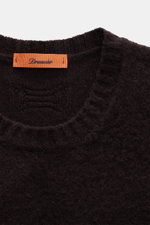 Nahaufnahme des dunkelbraunen Drumohr Rundhalspullover aus reiner Lammwolle mit feinem Strickbild, Rippbündchen, Rundhalsausschnitt, Regular Fit, sehr weich.