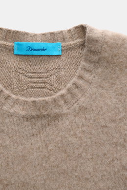 Nahaufnahme des braun melierten Drumohr Rundhalspullover aus reiner Lammwolle, feines Strickbild mit Rundhalsausschnitt und Rippbündchen, Ansicht von oben.