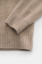 Drumohr Rundhalspullover braun meliert, Detailaufnahme Ärmelsaum mit Rippbündchen, reine Lammwolle, weicher Griff, feines Strickbild, Regular Fit.