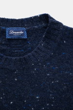 Nahaufnahme des Rundhalsausschnitts vom Drumohr Rundhalspullover navy meliert, luxusweich mit Schurwolle, Cashmere, Slim Fit.