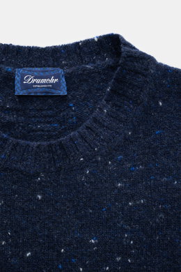 Nahaufnahme des Rundhalsausschnitts vom Drumohr Rundhalspullover navy meliert, luxusweich mit Schurwolle, Cashmere, Slim Fit.
