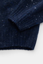 Nahaufnahme des Drumohr Rundhalspullover navy meliert Ärmels in Slim Fit mit flexiblem Rippbündchen, mittelfeinem Strickbild, Luxus-Mix aus Schurwolle, Cashmere und Microfaser.