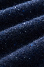Nahaufnahme des ultrasoften Strickbildes des Drumohr Rundhalspullover navy meliert, Detailansicht der hochwertigen Materialien.