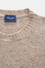 Nahaufnahme des beigen melierten Drumohr Rundhalspullover Slim Fit mit Rundhalsausschnitt und flexiblen Rippbündchen, mittelfeines Strickbild, Mix aus Schurwolle, Cashmere und Microfaser, sehr weicher Griff, von oben fotografiert.