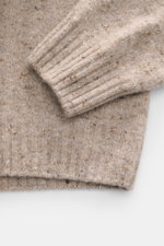 Drumohr Rundhalspullover beige meliert, Nahaufnahme von Ärmel und Bund, ultrasofte Strickqualität, Schurwolle, Cashmere, Slim Fit, Rundhalsausschnitt, flexible Rippbündchen.