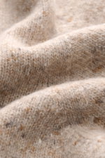Nahaufnahme des beige melierten Drumohr Rundhalspullover aus Schurwolle, Cashmere und Microfaser, mit mittelfeinem Strickbild.