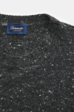Drumohr Rundhalspullover dunkelgrau meliert, Nahaufnahme von oben auf Rundhalsausschnitt und Label, Mix aus Schurwolle, Cashmere, Microfaser, Slim Fit, weicher Griff, mittelfeines Strickbild, flexible Rippbündchen.