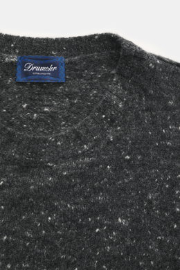 Drumohr Rundhalspullover dunkelgrau meliert, Nahaufnahme von oben auf Rundhalsausschnitt und Label, Mix aus Schurwolle, Cashmere, Microfaser, Slim Fit, weicher Griff, mittelfeines Strickbild, flexible Rippbündchen.