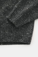 Nahaufnahme des Drumohr Rundhalspullover dunkelgrau meliert von oben, zeigt weichen Strickmix aus Schurwolle, Cashmere, Microfaser mit Slim Fit, Rundhalsausschnitt und flexiblen Rippbündchen.
