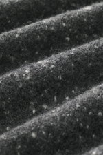 Nahaufnahme des ultrasoften Drumohr Rundhalspullover dunkelgrau meliert in mittelfeinem Strick, Detail der Fasern und Struktur, Blick schräg oben.