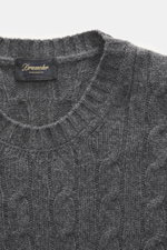 Nahaufnahme des Drumohr Cashmere Rundhalspullover dunkelgrau meliert mit klassischem Zopfstrickmuster, Rundhalsausschnitt und flexiblem Rippbündchen, fotografiert von oben.