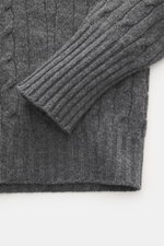 Nahaufnahme des Drumohr Cashmere Rundhalspullover dunkelgrau meliert, fotografiert von oben, zeigt feines Zopfstrickmuster, weiche Rippenbündchen und mittelfeines Strickbild.