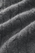 Drumohr Cashmere Rundhalspullover dunkelgrau meliert, Nahaufnahme in leichter Schrägperspektive, feines Zopfstrickmuster, ultrasofter Griff, Slim Fit.