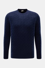 Drumohr Cashmere Rundhalspullover navy, frontale Nahaufnahme, klassisches Zopfstrickmuster, reiner Cashmere, Slim Fit, Rundhalsausschnitt, flexible Rippbündchen, sehr weicher Griff.