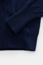 Drumohr Cashmere Rundhalspullover navy, Nahaufnahme von Arm und Bund, reiner Cashmere, Zopfstrick, Slim Fit, weicher Griff, flexible Rippbündchen.