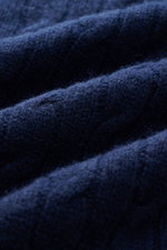 Nahaufnahme des Drumohr Cashmere Rundhalspullover navy in Slim Fit, zeigt ultrasofte, mittelfeine Zopfstrickstruktur und flexible Rippbündchen.