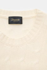 Nahaufnahme des Drumohr Cashmere Rundhalspullover creme von oben, zeigt weiches, mittelfeines Zopfstrickmuster, Slim Fit, Rundhalsausschnitt und flexible Rippbündchen.