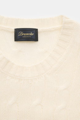 Nahaufnahme des Drumohr Cashmere Rundhalspullover creme von oben, zeigt weiches, mittelfeines Zopfstrickmuster, Slim Fit, Rundhalsausschnitt und flexible Rippbündchen.