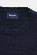 Nahaufnahme des Kragenbereichs vom Drumohr Cashmere Rundhalspullover navy, grob gestrickt, Slim Fit mit weichem Griff und flexiblen Rippbündchen.