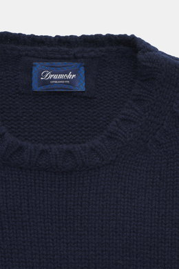 Nahaufnahme des Kragenbereichs vom Drumohr Cashmere Rundhalspullover navy, grob gestrickt, Slim Fit mit weichem Griff und flexiblen Rippbündchen.