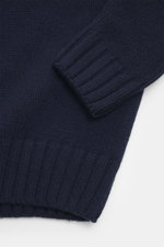 Drumohr Cashmere Rundhalspullover navy, Detailaufnahme von Ärmel und Strickstruktur, grobes Strickbild, Slim Fit, reiner Cashmere, weicher Griff, Rundhalsausschnitt, flexible Rippbündchen.