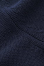 Nahaufnahme des grob gestrickten Navy-Stoffs vom Drumohr Cashmere Rundhalspullover navy, reine Cashmere-Qualität mit flexiblem Rippbündchen, sehr weicher Griff, Slim Fit, Rundhalsausschnitt, Detailperspektive.