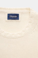 Nahaufnahme des Kragenbereichs vom Drumohr Cashmere Rundhalspullover creme, grob gestrickt, reiner Cashmere, Slim Fit mit flexiblem Rippbündchen.