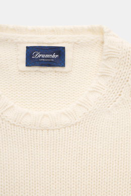 Nahaufnahme des Kragenbereichs vom Drumohr Cashmere Rundhalspullover creme, grob gestrickt, reiner Cashmere, Slim Fit mit flexiblem Rippbündchen.