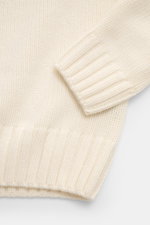 Nahaufnahme des Drumohr Cashmere Rundhalspullover creme, grober Strick, weiche Struktur, flexible Rippbündchen, Slim Fit, von oben fotografiert.