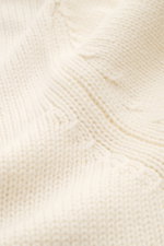 Nahaufnahme des grob gestrickten Stoffes vom Drumohr Cashmere Rundhalspullover creme, Perspektive zeigt weiche Struktur und Rippbündchen.
