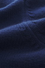 Close-up front view of the Drumohr Cashmere Crew Neck Sweater Dark Blue showing chunky knit pattern and soft texture.

Description: <p>Stay comfortably warm through the autumn/winter season with this ultra-soft crew neck sweater made from chunky cashmere 