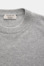 Close-up front view of Fioroni Cashmere Crewneck Sweater grey melange, pure baby cashmere, very soft feel, fine knit pattern, slim fit, crew neckline, flexible ribbed cuffs.