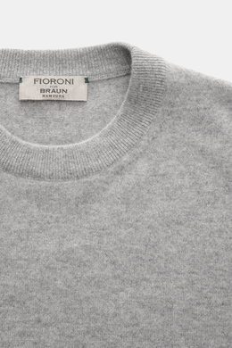 Close-up front view of Fioroni Cashmere Crewneck Sweater grey melange, pure baby cashmere, very soft feel, fine knit pattern, slim fit, crew neckline, flexible ribbed cuffs.