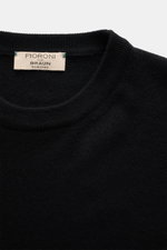 Nahaufnahme des Fioroni Cashmere Rundhalspullover schwarz von oben, reiner Baby-Cashmere, sehr weicher Griff, feines Strickbild, Slim Fit, Rundhalsausschnitt, flexible Rippbündchen.