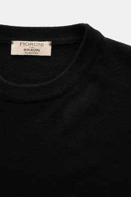 Nahaufnahme des Fioroni Cashmere Rundhalspullover schwarz von oben, reiner Baby-Cashmere, sehr weicher Griff, feines Strickbild, Slim Fit, Rundhalsausschnitt, flexible Rippbündchen.