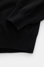 Fioroni Cashmere Rundhalspullover schwarz, Nahaufnahme von Ärmel und Bund, reiner Baby-Cashmere, sehr weicher Griff, feines Strickbild, Slim Fit, Rundhalsausschnitt, flexible Rippbündchen.