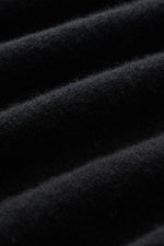 Nahaufnahme des feinen Strickbilds des Fioroni Cashmere Rundhalspullover schwarz, reiner Baby-Cashmere, sehr weich, Slim Fit, Rundhalsausschnitt, flexible Rippbündchen.