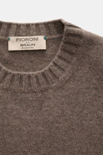 Fioroni Cashmere Crew Neck Sweater 'Duvet' Grey Brown Melange close-up from above, showing crew neckline, fine knit texture, and label. Luxurious warmth with Italian craftsmanship: pure cashmere, very soft touch, slim fit, flexible ribbed cuffs.