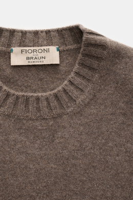 Fioroni Cashmere Crew Neck Sweater 'Duvet' Grey Brown Melange close-up from above, showing crew neckline, fine knit texture, and label. Luxurious warmth with Italian craftsmanship: pure cashmere, very soft touch, slim fit, flexible ribbed cuffs.