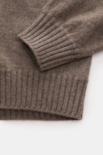 Close-up of Fioroni Cashmere Crew Neck Sweater 'Duvet' Grey Brown Melange sleeve and hem, showing fine knit texture, ribbed cuffs, and luxurious soft cashmere.