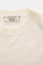 Nahaufnahme des Fioroni Cashmere Rundhalspullover creme von oben, reiner Cashmere, sehr weicher Griff, feines Strickbild, Regular Fit, Rundhalsausschnitt, flexible Rippbündchen.