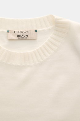 Nahaufnahme des Fioroni Cashmere Rundhalspullover creme von oben, reiner Cashmere, sehr weicher Griff, feines Strickbild, Regular Fit, Rundhalsausschnitt, flexible Rippbündchen.