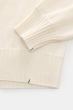 Fioroni Cashmere Rundhalspullover creme, Nahaufnahme von Arm und Saum in Seitenansicht, reiner Cashmere, sehr weicher Griff, feines Strickbild, Regular Fit, Rundhalsausschnitt, flexible Rippbündchen.
