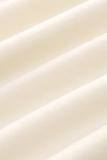 Fioroni Cashmere Rundhalspullover creme, Nahaufnahme Stoffstruktur, reiner Cashmere, sehr weicher Griff, feines Strickbild, Regular Fit, Rundhalsausschnitt, flexible Rippbündchen.